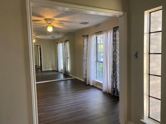 Foto del edificio - 2418 Chelston Ct