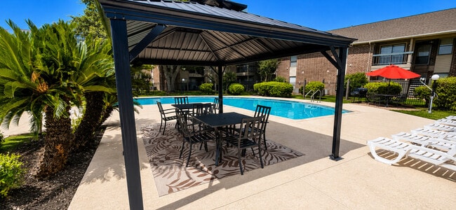 Pool - Lakeview