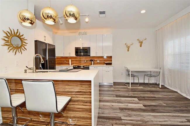 Foto del edificio - 525 Arbor Lakes Cir