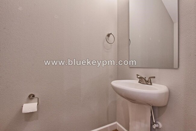 Foto del edificio - 3 Bed, 2.5 Baths Townhome with 2 Car Garag...