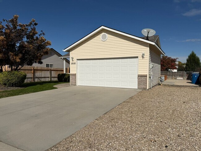 Foto del edificio - Great 4 bed 2 bath home with RV parking in...