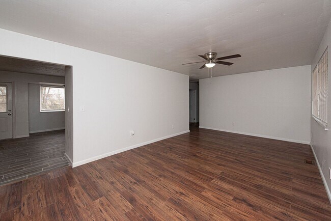 Building Photo - DELHI TWNHP- 3 BEDROOM 1.5 BATH STONE SLAB...