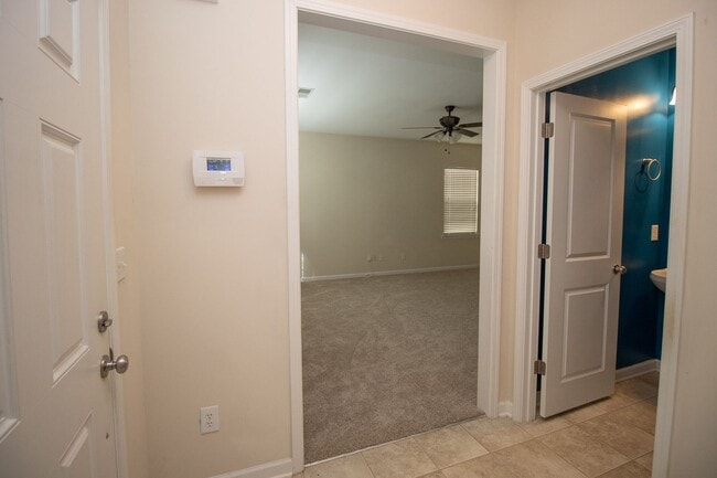 Building Photo - Spacious 3 Bedroom, 2.5 Bathroom Townhome ...