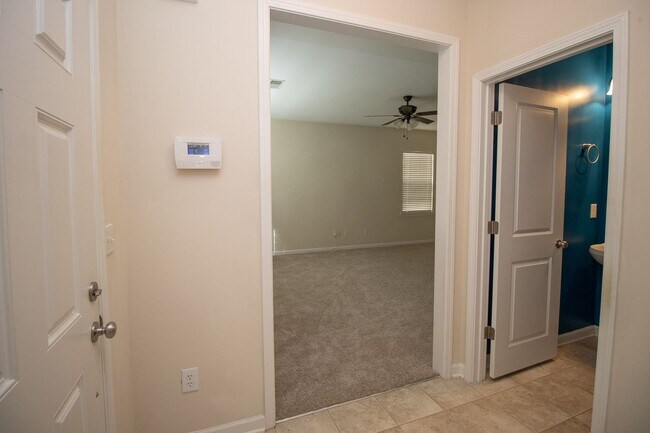 Foto del edificio - Spacious 3 Bedroom, 2.5 Bathroom Townhome ...