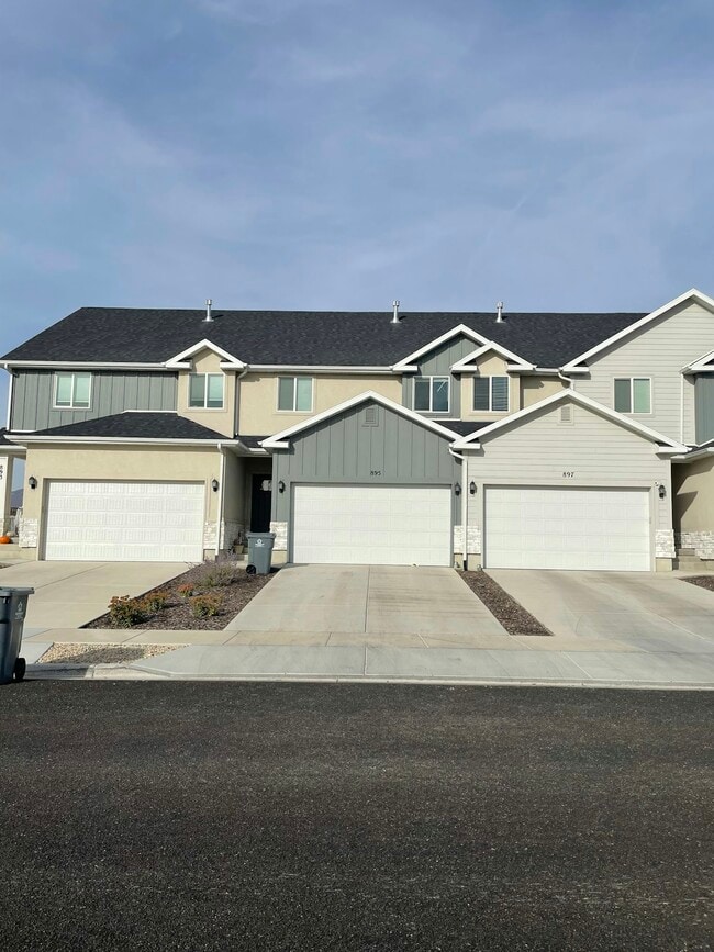 Building Photo - 895 E Pacific Dr