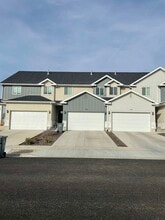 Building Photo - 895 E Pacific Dr