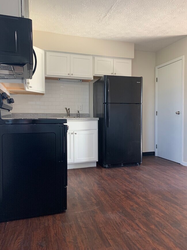 Foto del edificio - 6153 Laurelwood Ct