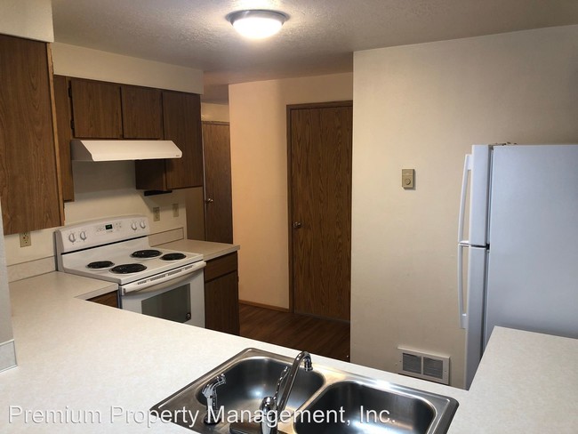 Building Photo - 6145-6155 Woodside Dr SE