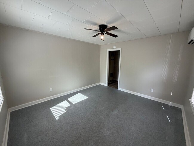 Foto del edificio - NEW LISTING!!