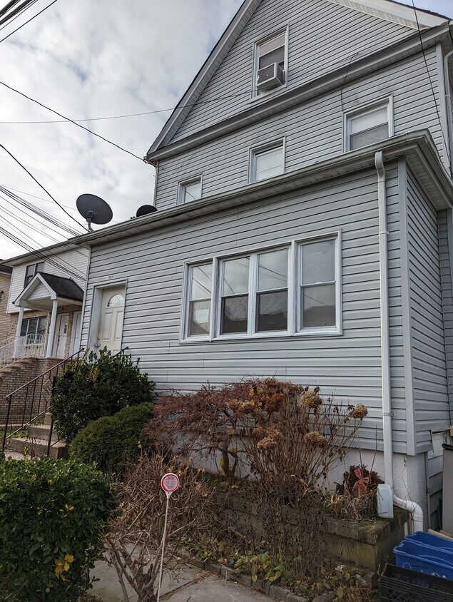 Primary Photo - 144 Rockwell St