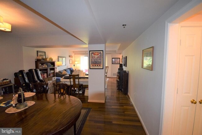 Foto del edificio - 610 N West St