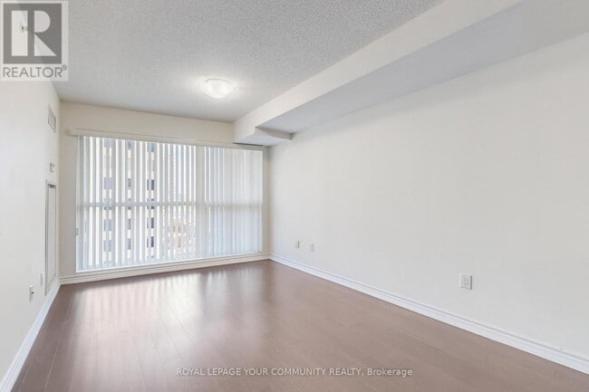 Building Photo - 386 Yonge St