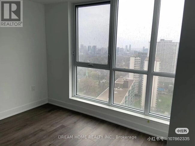 Photo du bâtiment - 585-2585 Bloor St E