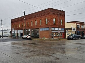 Building Photo - 221 Fir St