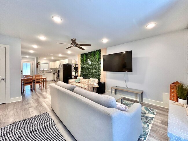 Foto del edificio - Modern & Cozy 2BR/2BA Home with Stylish Finishes and Natural Light