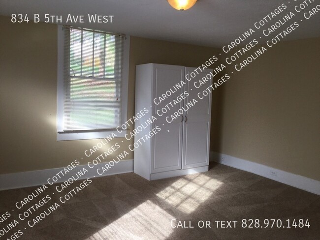 Building Photo - 834 5th Ave W