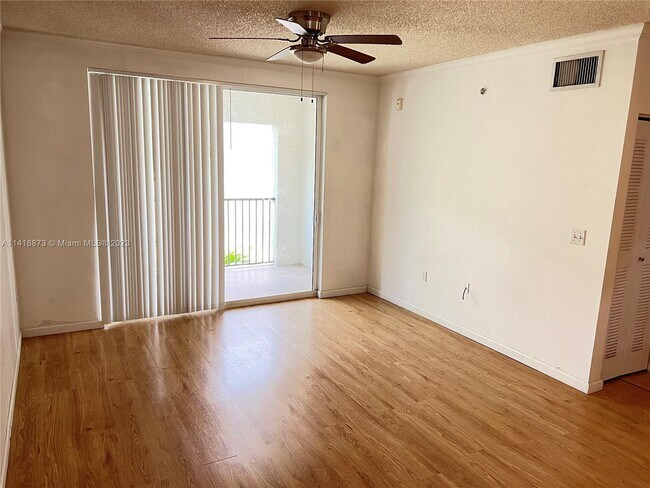 Foto del edificio - 17145 N Bay Rd