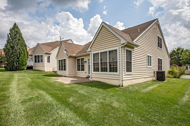 Foto del edificio - Beautiful 3 bedroom, 3 bath home in over 5...