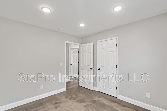 Foto del edificio - 73 McMurtry Rd