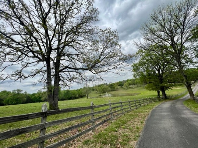 Foto del edificio - 4 br, 3 bath House - 3165 Hill Rd.