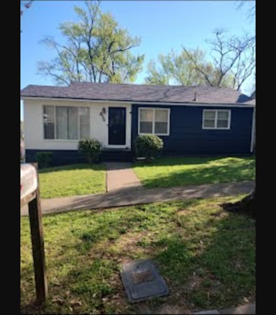 Building Photo - 654 Maple St