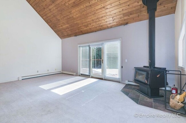 Foto del edificio - 4 Bed 3 Bath Home off of Gold Hill Rd- PET...