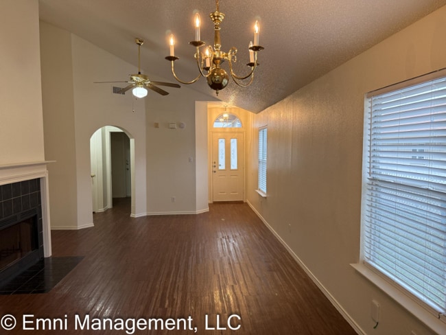 Building Photo - 2207 Garrett Dr