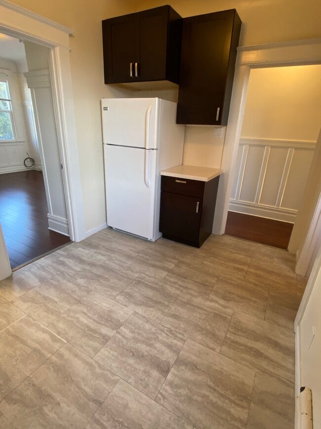 Kitchen (facing S) - 3222A Steiner St