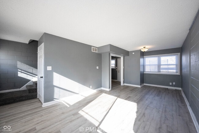Foto del edificio - 6068 E 16th St