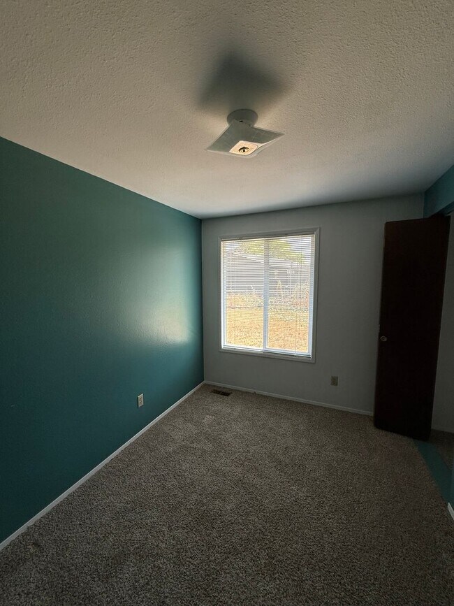Building Photo - Charming 3-Bedroom, 2-Bathroom with Large ...