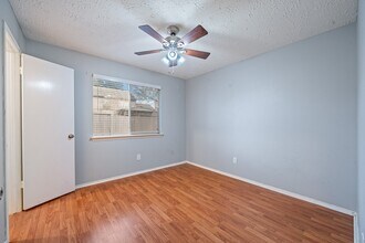 Building Photo - 18123 Lake Bend Dr