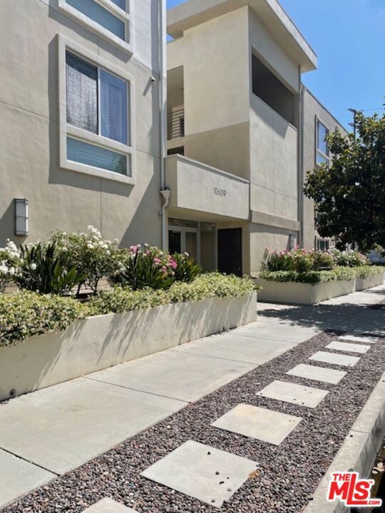 Foto del edificio - 10609 Bloomfield St