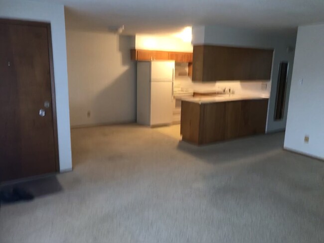 Building Photo - Somerset LLC