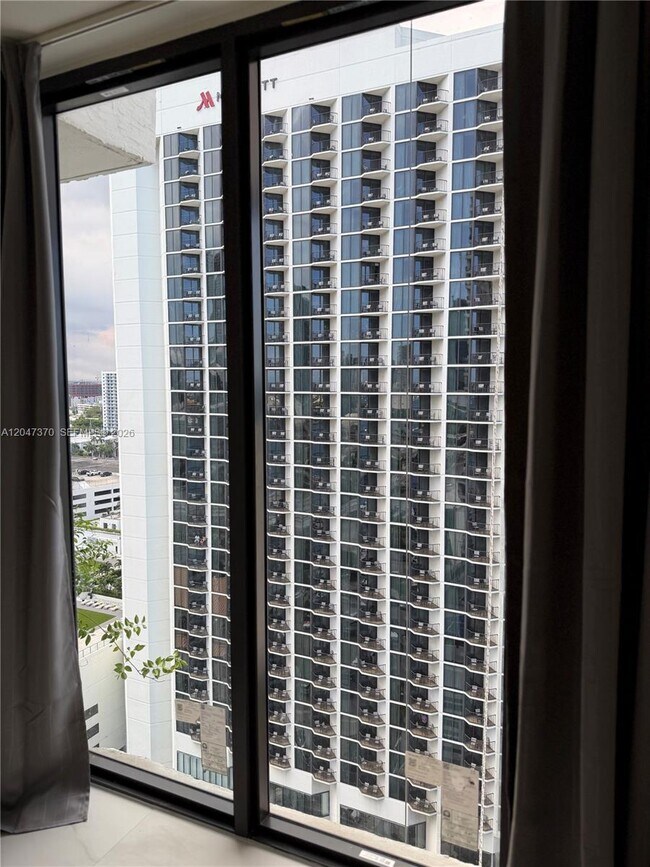 Foto del edificio - 555 NE 15th St