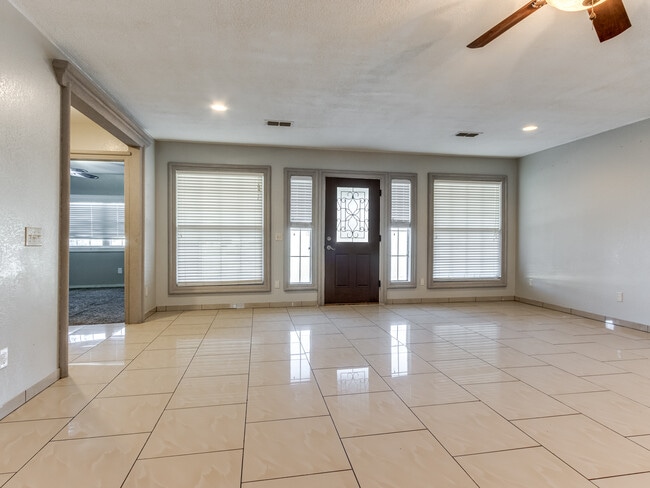 Building Photo - 1131 S Miles Ave