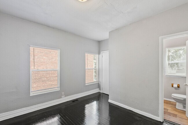 Building Photo - Does not qualify for government assistance...