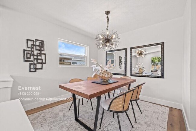 Foto del edificio - Spacious & Stylish 5-Bedroom Home in South...