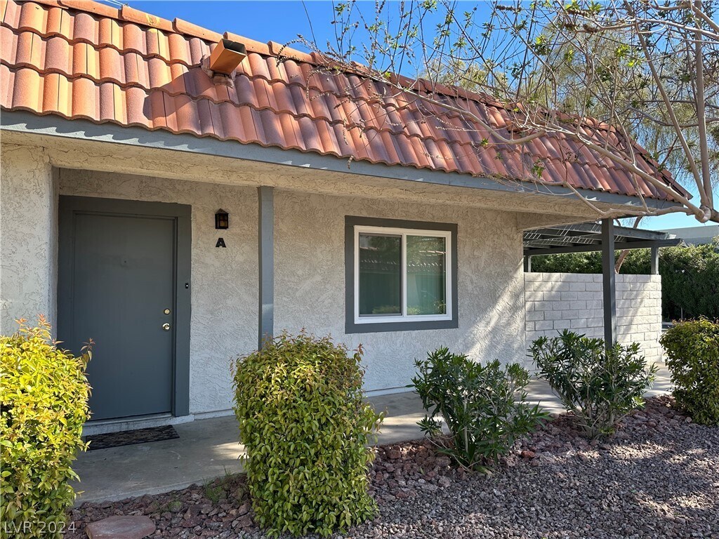 Primary Photo - 1121 Willow Tree Dr