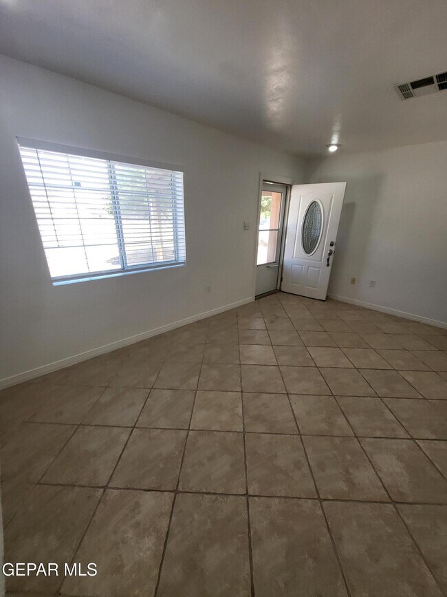 Building Photo - 4600 Sierra Vista Dr