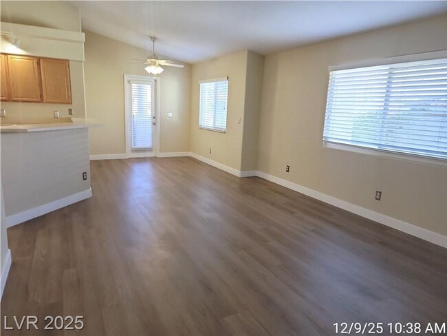 Foto del edificio - Bright Upstairs Condo with Vaulted Ceilings, Fireplace & Prime Location!