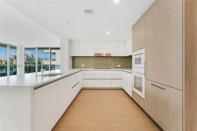 Foto del edificio - 9221 E Bay Harbor Dr