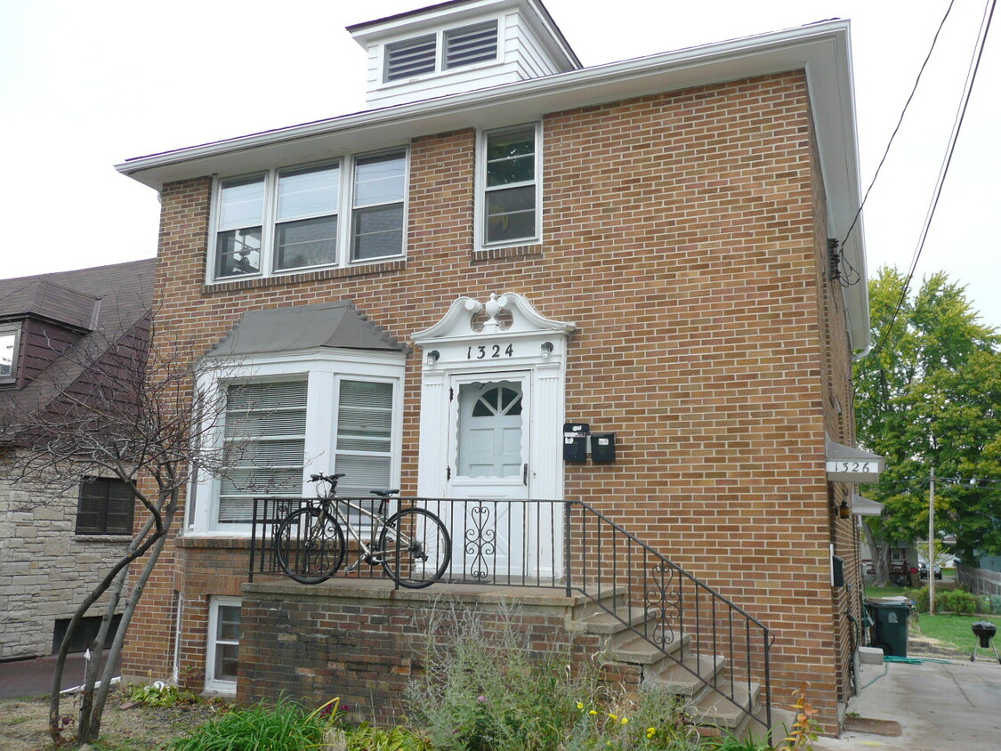 Front - 1326 Drake St