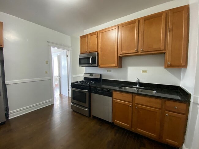 Building Photo - Lakeview 2BR! Near Brown Line & Whole Foods!