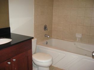 Building Photo - Modern Lakeview 3 Bedroom, 2 Bathroom Walk-Up