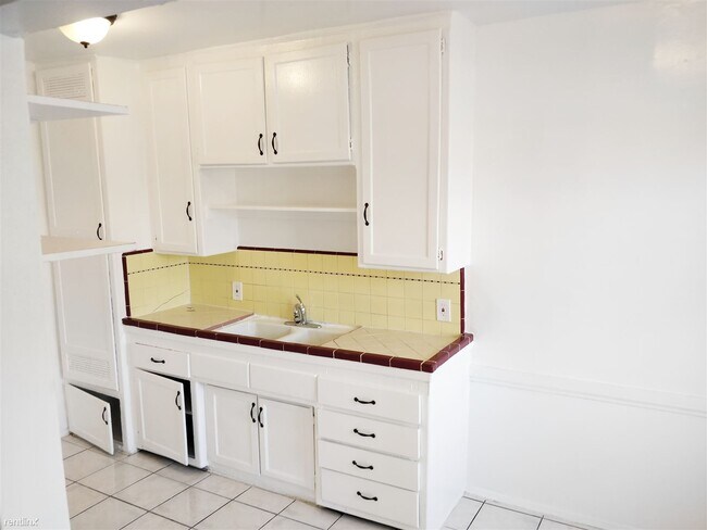 Building Photo - 5350 San Vicente Blvd