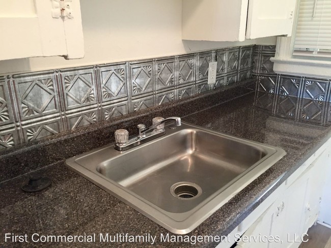 Building Photo - 1 br, 1 bath Apartment - 1241 S. Lewis Place