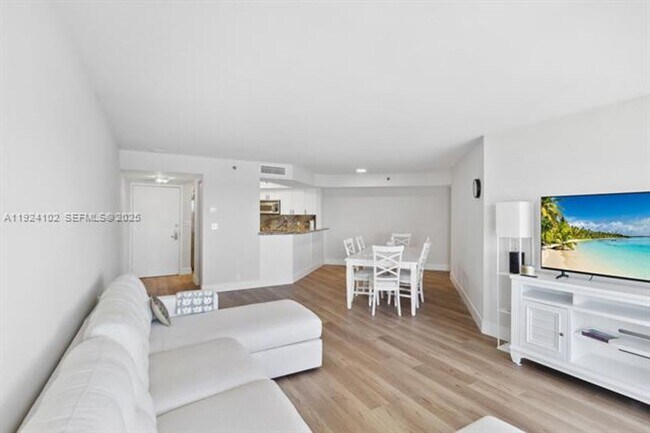 Foto del edificio - 6767 Collins Ave
