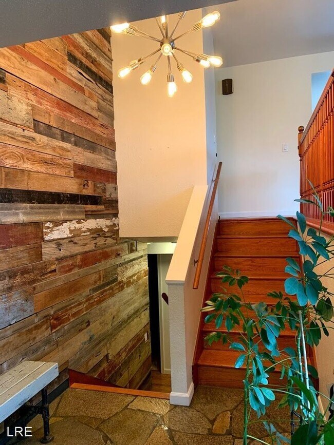 Building Photo - 4 br, 3 bath House - 2617 NE 18th Street