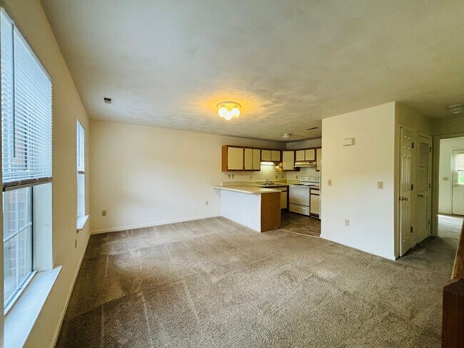 Foto del edificio - 4 Bedroom 2.5 half Bath Townhouse