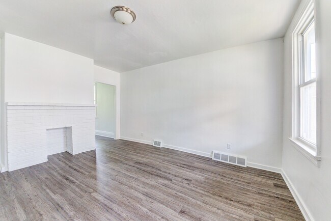 Building Photo - Available JULY- 2 Bedrooms, Yard, New Kitchen, New Shower, New Floors - Easy Access!